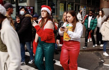 Santacon 2022 NYC. 10 Aralık 2022 'de, New York, ABD: SantaCon, Noel Baba kostümlerini giyip sokaklarda gezen birçok insanın Noel Baba kostümlerini giydiği, yılda bir kez yapılan, politik olmayan, anlamsız bir Noel Baba kongresidir.