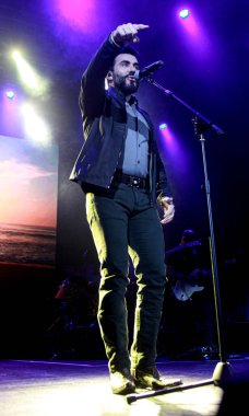 Rahip Fabio de Melo Rio de Janeiro 'da canlı performans sergiliyor. 10 Aralık 2022, Rio de Janeiro, Brezilya: Rahip Fabio de Melo, Rio de Janeiro 'daki Vivo o Rio konser salonunda canlı performans sergiliyor.)