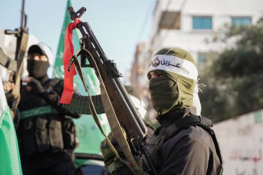 Lions 'Den, Gazze sokaklarında bir yürüyüş düzenliyor. 10 Aralık 2022, Gazze, Filistin: Gazze 'de Hamas' ın Gazze 'deki 35. fırlatılışı kapsamında Gazze' nin merkezinde bir yürüyüş düzenledi.. 