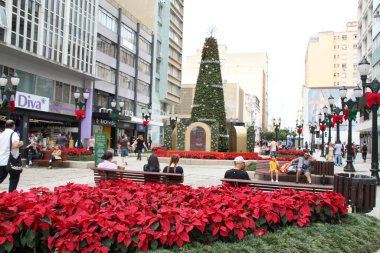 Noel hediyesi arayan insanlar. 12 Aralık 2022, Curitiba, Parana, Brezilya: XV de Novembro 'daki insanların hareketi, Curitiba' da ve turist otobüsüne binmek için kuyruk oluşturulmuştu. 