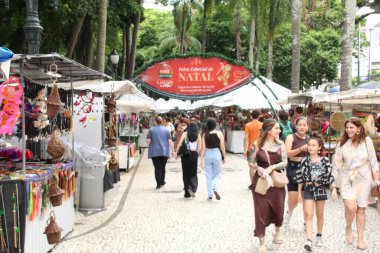 Noel Özel Fuarı. 12 Aralık 2022, Curitiba, Parana, Brezilya: Geleneksel Noel Özel Fuarı sırasında Pazartesi 'den Cumartesi' ye saat 10: 00 'dan 21: 00' e ve Pazar günü 14: 30 'dan 20: 00' ye kadar Osorio Meydanı 'nda insanların hareketi. Panayırda yapabilirsin.