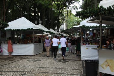 Noel Özel Fuarı. 12 Aralık 2022, Curitiba, Parana, Brezilya: Geleneksel Noel Özel Fuarı sırasında Pazartesi 'den Cumartesi' ye saat 10: 00 'dan 21: 00' e ve Pazar günü 14: 30 'dan 20: 00' ye kadar Osorio Meydanı 'nda insanların hareketi. Panayırda yapabilirsin.