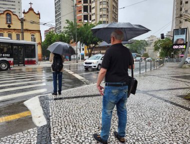 Sao Paulo 'da şiddetli yağış var. 13 Aralık 2022, Sao Paulo, Brezilya: 13 Aralık Salı sabahı Sao Paulo 'daki Rua Maria Paula' da sağanak yağış kaydedildi ve tüm şehir sular altında kaldı.