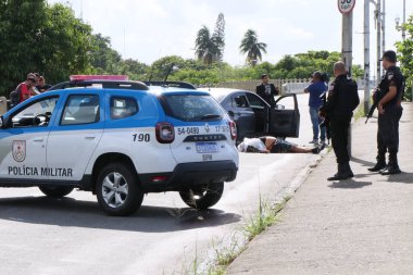 (Dört şüpheliden birinin ölümüne yol açan bir kamyon soygunu girişimi. 14 Aralık 2022, Rio de Janeiro, Brezilya: 14 Aralık Çarşamba sabahı Ilha do Governador 'da Ponte Velha yakınlarında bir balık kamyonuna soygun girişimi
