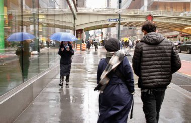 New York şehri yağmur, soğuk ve yoğun trafik ile karşı karşıya kaldı. 16 Aralık 2022, New York, ABD: New Yorklular ve turistler, işleri onlar için daha karmaşık hale getirmek için soğuk hava ve yoğun trafik ile birlikte yağmurla karşı karşıya kaldılar. 