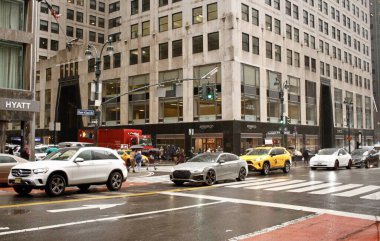 New York şehri yağmur, soğuk ve yoğun trafik ile karşı karşıya kaldı. 16 Aralık 2022, New York, ABD: New Yorklular ve turistler, işleri onlar için daha karmaşık hale getirmek için soğuk hava ve yoğun trafik ile birlikte yağmurla karşı karşıya kaldılar. 