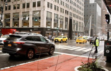 New York şehri yağmur, soğuk ve yoğun trafik ile karşı karşıya kaldı. 16 Aralık 2022, New York, ABD: New Yorklular ve turistler, işleri onlar için daha karmaşık hale getirmek için soğuk hava ve yoğun trafik ile birlikte yağmurla karşı karşıya kaldılar. 