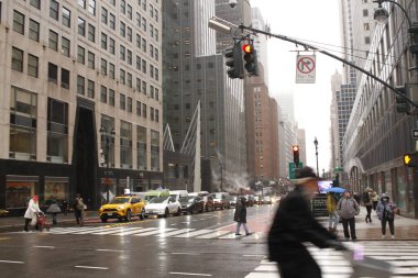 New York şehri yağmur, soğuk ve yoğun trafik ile karşı karşıya kaldı. 16 Aralık 2022, New York, ABD: New Yorklular ve turistler, işleri onlar için daha karmaşık hale getirmek için soğuk hava ve yoğun trafik ile birlikte yağmurla karşı karşıya kaldılar. 