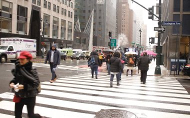 New York şehri yağmur, soğuk ve yoğun trafik ile karşı karşıya kaldı. 16 Aralık 2022, New York, ABD: New Yorklular ve turistler, işleri onlar için daha karmaşık hale getirmek için soğuk hava ve yoğun trafik ile birlikte yağmurla karşı karşıya kaldılar. 