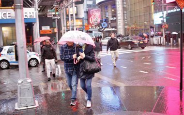 New York şehri yağmur, soğuk ve yoğun trafik ile karşı karşıya kaldı. 16 Aralık 2022, New York, ABD: New Yorklular ve turistler, işleri onlar için daha karmaşık hale getirmek için soğuk hava ve yoğun trafik ile birlikte yağmurla karşı karşıya kaldılar. 