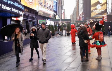 New York şehri yağmur, soğuk ve yoğun trafik ile karşı karşıya kaldı. 16 Aralık 2022, New York, ABD: New Yorklular ve turistler, işleri onlar için daha karmaşık hale getirmek için soğuk hava ve yoğun trafik ile birlikte yağmurla karşı karşıya kaldılar. 