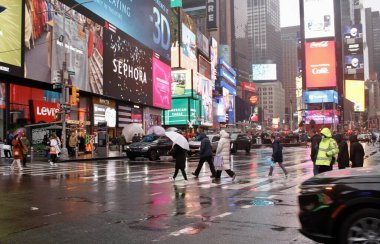 New York şehri yağmur, soğuk ve yoğun trafik ile karşı karşıya kaldı. 16 Aralık 2022, New York, ABD: New Yorklular ve turistler, işleri onlar için daha karmaşık hale getirmek için soğuk hava ve yoğun trafik ile birlikte yağmurla karşı karşıya kaldılar. 