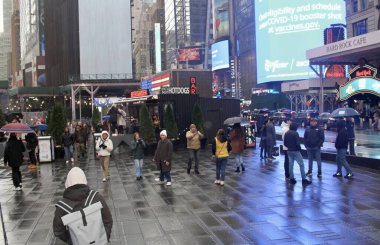 New York şehri yağmur, soğuk ve yoğun trafik ile karşı karşıya kaldı. 16 Aralık 2022, New York, ABD: New Yorklular ve turistler, işleri onlar için daha karmaşık hale getirmek için soğuk hava ve yoğun trafik ile birlikte yağmurla karşı karşıya kaldılar. 