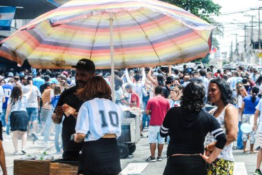 Arjantinliler FIFA 2022 Dünya Kupası 'nı Sao Paulo' da kutladılar. 18 Aralık 2022 'de, Sao Paulo, Brezilya: Bazı Arjantinli taraftarlar Mooca' da FIFA 2022 Dünya Kupası 'nı kazanarak milli futbol takımlarını Fransa' ya karşı kazandığı zaferi kutladılar.