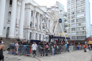 Özel Noel Fuarı 'ndaki insanların genel hareketi. 22 Aralık 2022, Curitiba, Parana, Brezilya: İnsanların dönme dolaba binmesi ve 22 Perşembe günü Curitiba 'daki Praca Santos Andrade' de düzenlenen Özel Noel Fuarı 'nı görmeleri).