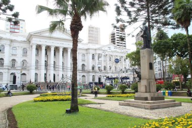 Özel Noel Fuarı 'ndaki insanların genel hareketi. 22 Aralık 2022, Curitiba, Parana, Brezilya: İnsanların dönme dolaba binmesi ve 22 Perşembe günü Curitiba 'daki Praca Santos Andrade' de düzenlenen Özel Noel Fuarı 'nı görmeleri).