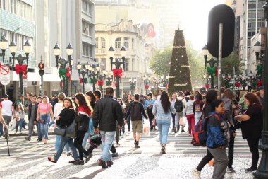 Özel Noel Fuarı 'ndaki insanların genel hareketi. 22 Aralık 2022, Curitiba, Parana, Brezilya: İnsanların dönme dolaba binmesi ve 22 Perşembe günü Curitiba 'daki Praca Santos Andrade' de düzenlenen Özel Noel Fuarı 'nı görmeleri).