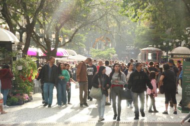 Özel Noel Fuarı 'ndaki insanların genel hareketi. 22 Aralık 2022, Curitiba, Parana, Brezilya: İnsanların dönme dolaba binmesi ve 22 Perşembe günü Curitiba 'daki Praca Santos Andrade' de düzenlenen Özel Noel Fuarı 'nı görmeleri).