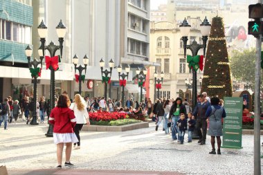 Özel Noel Fuarı 'ndaki insanların genel hareketi. 22 Aralık 2022, Curitiba, Parana, Brezilya: İnsanların dönme dolaba binmesi ve 22 Perşembe günü Curitiba 'daki Praca Santos Andrade' de düzenlenen Özel Noel Fuarı 'nı görmeleri).