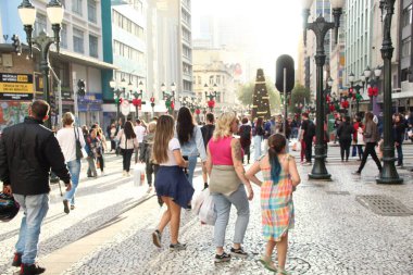 Özel Noel Fuarı 'ndaki insanların genel hareketi. 22 Aralık 2022, Curitiba, Parana, Brezilya: İnsanların dönme dolaba binmesi ve 22 Perşembe günü Curitiba 'daki Praca Santos Andrade' de düzenlenen Özel Noel Fuarı 'nı görmeleri).