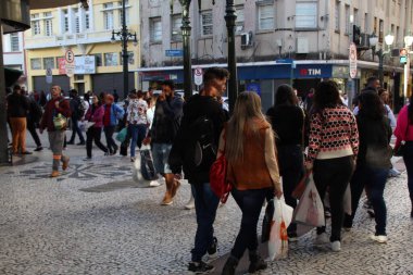 Özel Noel Fuarı 'ndaki insanların genel hareketi. 22 Aralık 2022, Curitiba, Parana, Brezilya: İnsanların dönme dolaba binmesi ve 22 Perşembe günü Curitiba 'daki Praca Santos Andrade' de düzenlenen Özel Noel Fuarı 'nı görmeleri).