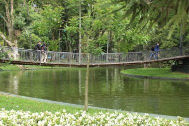 Curitiba 'nın kaldırımında insanların hareketi. 22 Aralık 2022, Brezilya, Parana, Curitiba: Passeio Publico 'da ilerlemek ve çocukların çoğunun okul tatilinde olduğu zaman. 