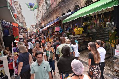 Rio de Janeiro 'da Noel alışverişi. 23 Aralık 2022, Rio de Janeiro, Brezilya: Rio de Janeiro 'da 23 Aralık Cuma günü, Rio de Janeiro' daki en önemli alışveriş merkezlerinden biri olan Saara Alışveriş Merkezi 'nde Noel alışverişi. 