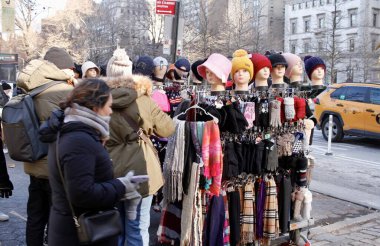 New Yorklular 111 F Cold 'la karşı karşıya. 24 Aralık 2022, New York, ABD: New Yorklular ve turistler, 11F 'nin şiddetli soğuk havasıyla karşı karşıya kaldılar ve bu da onları kışlık kıyafetlerle kapladı ve bazıları başlık satın alma fırsatını kullandı 