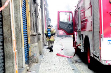 Rio de Janeiro 'da bir dükkan yanıyor. 29 Aralık 2022, Rio de Janeiro, Brezilya: 29 Perşembe günü Rio de Janeiro 'da Rua da Alfandega' da Solares Pousada 'nın yanında bir ev eşyası mağazası yangına uğradı..)