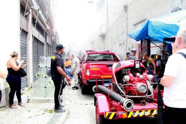 Rio de Janeiro 'da bir dükkan yanıyor. 29 Aralık 2022, Rio de Janeiro, Brezilya: 29 Perşembe günü Rio de Janeiro 'da Rua da Alfandega' da Solares Pousada 'nın yanında bir ev eşyası mağazası yangına uğradı..)