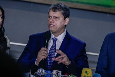 Sao Paulo Valisi seçildi. 01 Ocak 2022, Sao Paulo, Brezilya: Sao Paulo eyaletinin yeni seçilen valisi, Tarcisio de Freitas ve yardımcısı Felicio Ramuth, açılış törenine katıldılar. 