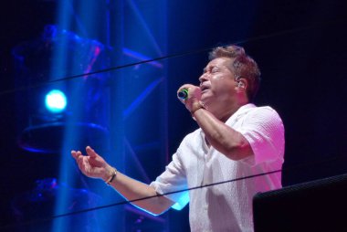 2023 yılbaşı gecesi Sao Paulo 'daki Avenida Paulista' da. 31 Aralık 2022, Sao Paulo, Brezilya: Leonardo, Sao Paulo 'daki Avenida Paulista' da yeni yıl arifesinde şarkı söylüyor. Olay 2 yıl aradan sonra geri döndü 