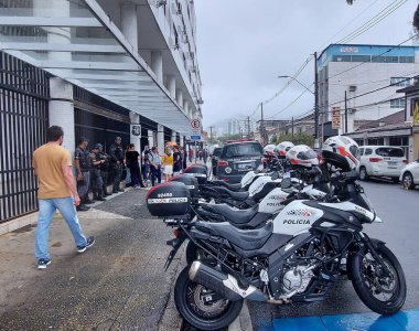 Santos 'taki son Brezilyalı futbol efsanesi Pele' ye övgü. 30 Aralık 2022, Santos, Sao Paulo, Brezilya: Hafif yağmurla, Santos ve diğer yerlerden gelen turistler Sao Paulo kıyısındaki Santos şehrinin en farklı noktalarını ziyaret ederler.