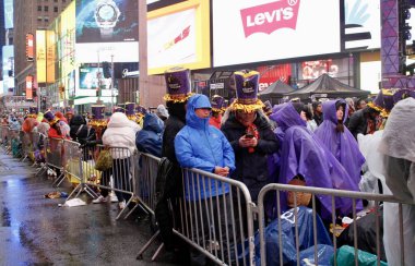 Times Meydanı Balosu Yeni Yıl Arifesi 'nde yağmur yağarken düştü. 31 Aralık 2022, New York, ABD: Bu 2022-2023 yılbaşı gecesi Times Meydanı 'nda top düşüşü küçük bir yağış getirdi 