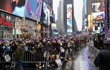 Times Meydanı Balosu Yeni Yıl Arifesi 'nde yağmur yağarken düştü. 31 Aralık 2022, New York, ABD: Bu 2022-2023 yılbaşı gecesi Times Meydanı 'nda top düşüşü küçük bir yağış getirdi 