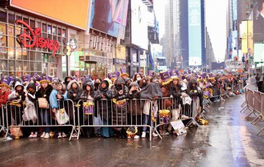 Times Meydanı Balosu Yeni Yıl Arifesi 'nde yağmur yağarken düştü. 31 Aralık 2022, New York, ABD: Bu 2022-2023 yılbaşı gecesi Times Meydanı 'nda top düşüşü küçük bir yağış getirdi