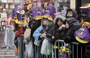 Times Meydanı Balosu Yeni Yıl Arifesi 'nde yağmur yağarken düştü. 31 Aralık 2022, New York, ABD: Bu 2022-2023 yılbaşı gecesi Times Meydanı 'nda top düşüşü küçük bir yağış getirdi 