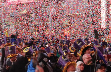 Times Meydanı Balosu Yeni Yıl Arifesi 'nde yağmur yağarken düştü. 31 Aralık 2022, New York, ABD: Bu 2022-2023 yılbaşı gecesi Times Meydanı 'nda top düşüşü küçük bir yağış getirdi