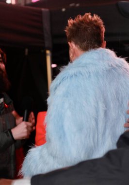 Times Meydanı Balosu Yeni Yıl Arifesi 'nde yağmur yağarken düştü. 31 Aralık 2022, New York, ABD: Bu 2022-2023 yılbaşı gecesi Times Meydanı 'nda top düşüşü küçük bir yağış getirdi 