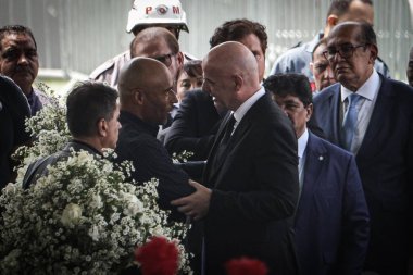 Pele 'nin Santos' taki cenazesi. 02 Ocak 2023, Santos, Sao Paulo, Brezilya: Brezilyalı futbol efsanesi Pele 'nin cenazesi, oğlu Edinho, ailesi ve FIFA Başkanı G ile birlikte Pazartesi günü Vila Belmiro' daki Urbano Caldeira Stadyumu 'nda düzenlendi.