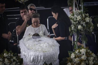 Pele 'nin Santos' taki cenazesi. 02 Ocak 2023, Santos, Sao Paulo, Brezilya: Brezilyalı futbol efsanesi Pele 'nin cenazesi, oğlu Edinho, ailesi ve FIFA Başkanı G ile birlikte Pazartesi günü Vila Belmiro' daki Urbano Caldeira Stadyumu 'nda düzenlendi.
