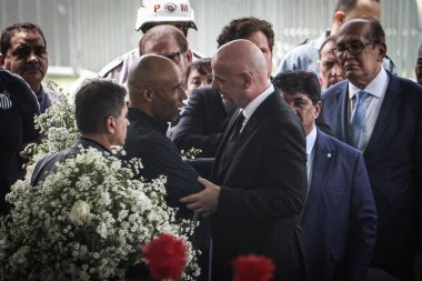 Pele 'nin Santos' taki cenazesi. 02 Ocak 2023, Santos, Sao Paulo, Brezilya: Brezilyalı futbol efsanesi Pele 'nin cenazesi, oğlu Edinho, ailesi ve FIFA Başkanı G ile birlikte Pazartesi günü Vila Belmiro' daki Urbano Caldeira Stadyumu 'nda düzenlendi.