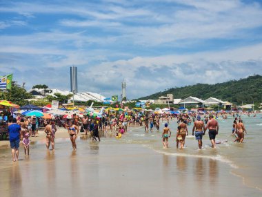 Florianopolis 'teki Lagoinha sahilinde sıcak havanın tadını çıkarıyor. 2 Ocak 2023, Florianopolis, Santa Catarina, Brezilya: Yüzücüler, Pazartesi günü Florianopolis 'in kuzeyindeki Lagoinha plajında sıcak havanın tadını çıkarırken görülüyor.)