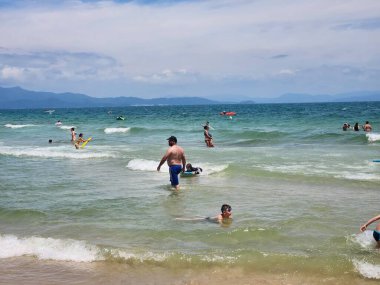 Florianopolis 'teki Lagoinha sahilinde sıcak havanın tadını çıkarıyor. 2 Ocak 2023, Florianopolis, Santa Catarina, Brezilya: Yüzücüler, Pazartesi günü Florianopolis 'in kuzeyindeki Lagoinha plajında sıcak havanın tadını çıkarırken görülüyor.)