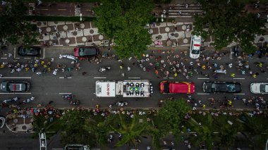 Santos 'taki Pele' ye yapılan son haraç. 3 Ocak 2023, Santos, Sao Paulo, Brezilya: Santos caddelerinde bir geçit töreni, insanlar Vila Belmiro 'dan Dikey Mezarlığı' na kadar Kral Pele 'ye olan son saygılarını sunuyorlar.. 