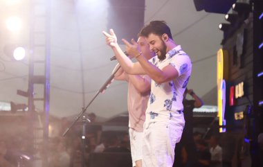 Clayton ve Romario Florianopolis 'te canlı performans sergiliyorlar. 4 Ocak 2023, Florianopolis, Santa Catarina, Brezilya: Şehir ikilisi Clayton & Romario 'nun Plaj Kulübü Parador 12, Jurere Internacional, Florianopolis, Çarşamba (4))