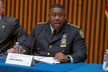 Belediye Başkanı Eric Adams, Emniyet Müdürü Keechant Sewell Yıl Sonu Suç Brifingi 2022. 2005 Ocak 2023, New York, New York, ABD: NYPD Bölüm Başkanı Jeffrey B. Maddrey yıl sonu suç istatistikleri konulu basın toplantısında konuştu 