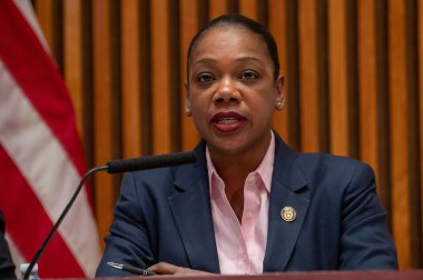 Belediye Başkanı Eric Adams, Emniyet Müdürü Keechant Sewell Yıl Sonu Suç Brifingi 2022. 5 Ocak 2023, New York, New York, ABD: New York Şehri Emniyet Müdürü Keechant L. Sewell yıl sonu suç istatistikleri konulu basın toplantısında konuştu