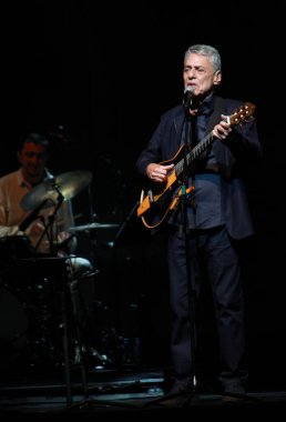 Chico Buarque de Holanda, Vivo Rio 'da canlı performans sergiliyor. 06 Ocak 2023, Rio de Janeiro, Brezilya: Brezilyalı şarkıcı Chico Buarque de Holanda Cuma gecesi Rio de Janeiro 'nun güney bölgesindeki Flamengo Park' taki Vivo Rio 'da şarkı söyledi (06)).