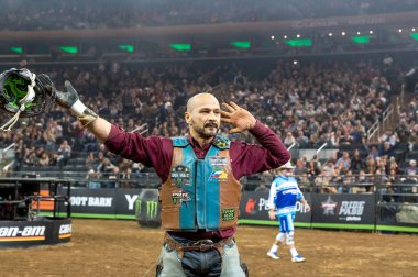 2023 profesyonel boğa binicileri canavarı bahçeye salıyor. 07 Ocak 2023, New York, New York, ABD: Ednei Caminhas profesyonel Bull Riders 2023 'ün ikinci turunda Bullseye' a biniyor. 